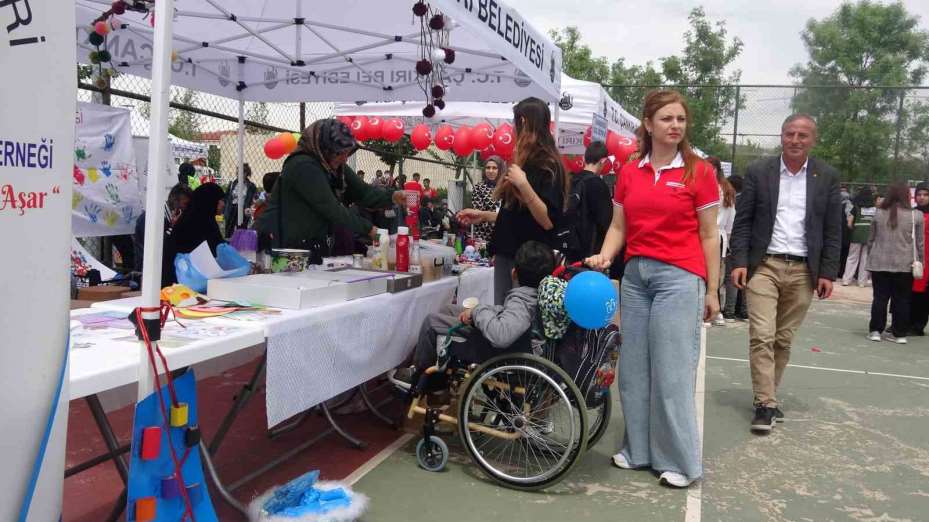 Özel bireyler düzenlenen festivalle sosyalleşti