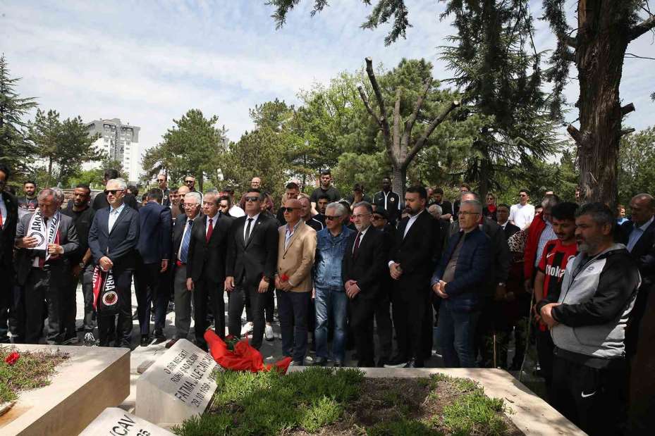 Gençlerbirliği camiası, İlhan Cavcav’ın mezarını ziyaret etti