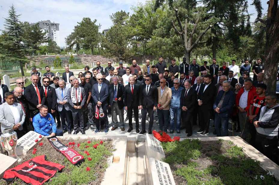 Gençlerbirliği camiası, İlhan Cavcav’ın mezarını ziyaret etti