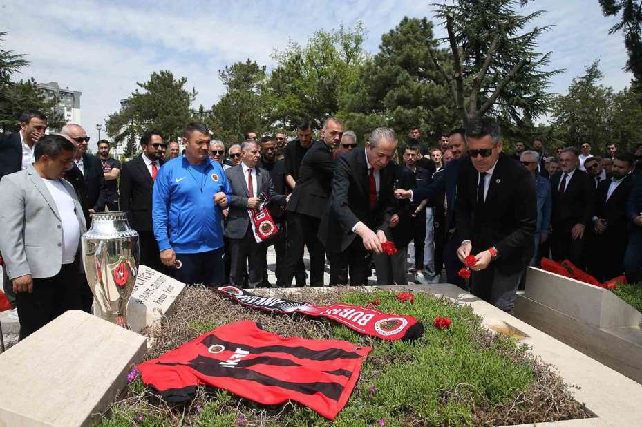 Gençlerbirliği camiası, İlhan Cavcav’ın mezarını ziyaret etti