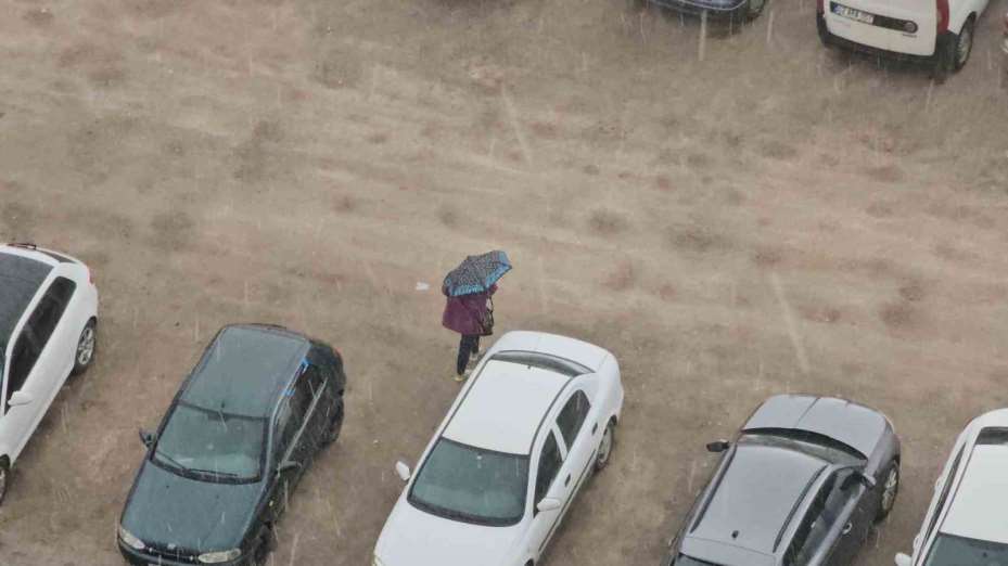 Sağanak bastırdı, vatandaşlar ne yapacağını şaşırdı