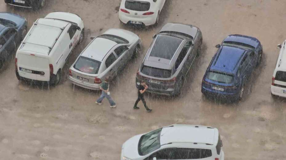 Sağanak bastırdı, vatandaşlar ne yapacağını şaşırdı