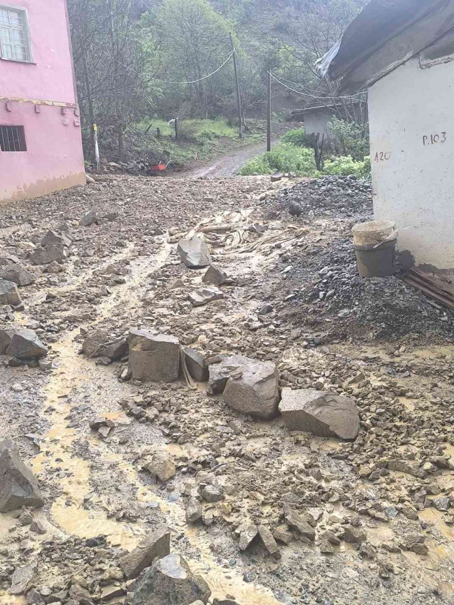 Sivas’ta sağanak sonrasında ahır, sel sularına teslim oldu