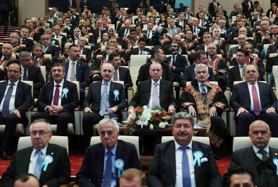 Cumhurbaşkanı Erdoğan: "Kendini devletten üstün görenlerin tepelerine binmeye devam edeceğiz"