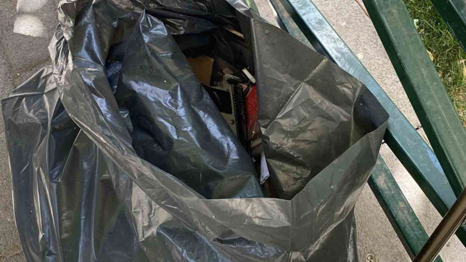 Eskişehir’de temizlik görevlileri, çöp yerine tabanca topladı