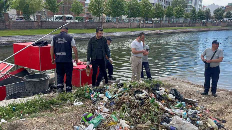 Eskişehir’de temizlik görevlileri, çöp yerine tabanca topladı