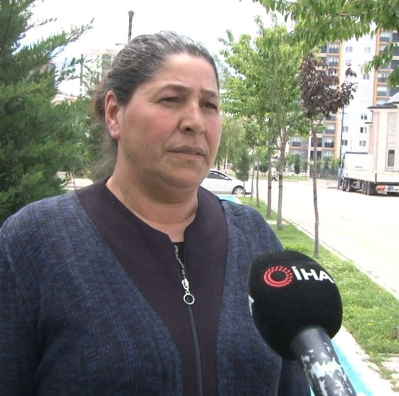 Arkadaşını öldüresiye darbeden kız çocukları o anları da kayda aldılar