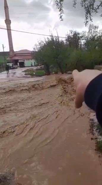 Sivas’ta dere taştı, köyün sokakları nehre döndü
