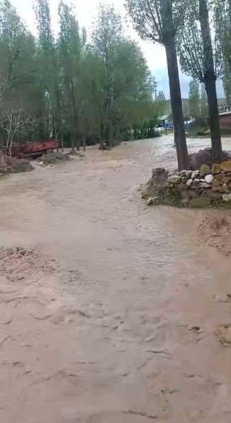 Sivas’ta dere taştı, köyün sokakları nehre döndü