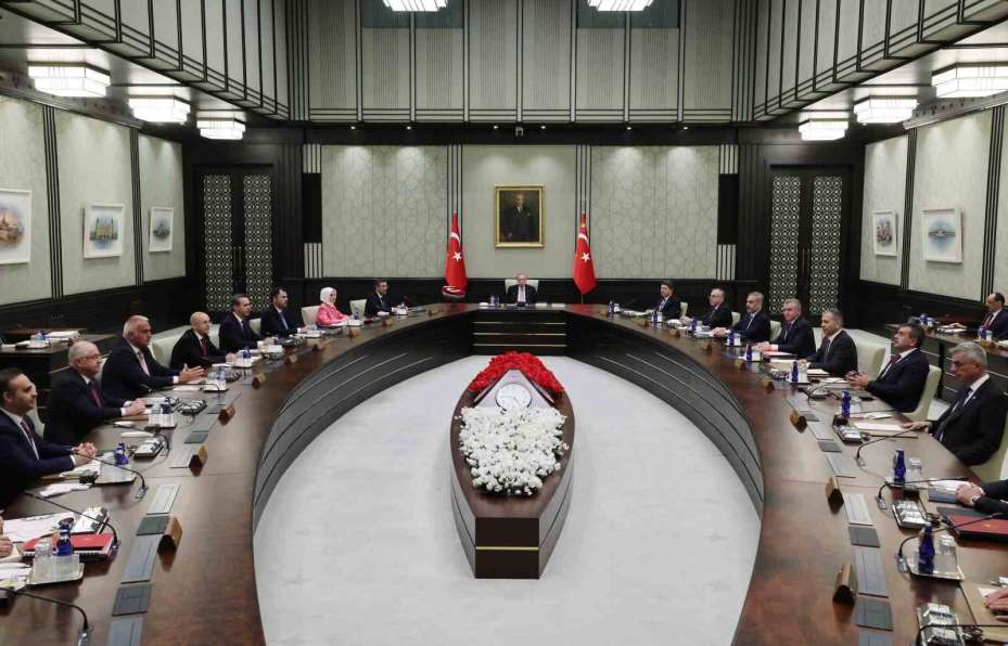 MHP Lideri Bahçeli’den Kabine’ye Türk bayraklı çiçek