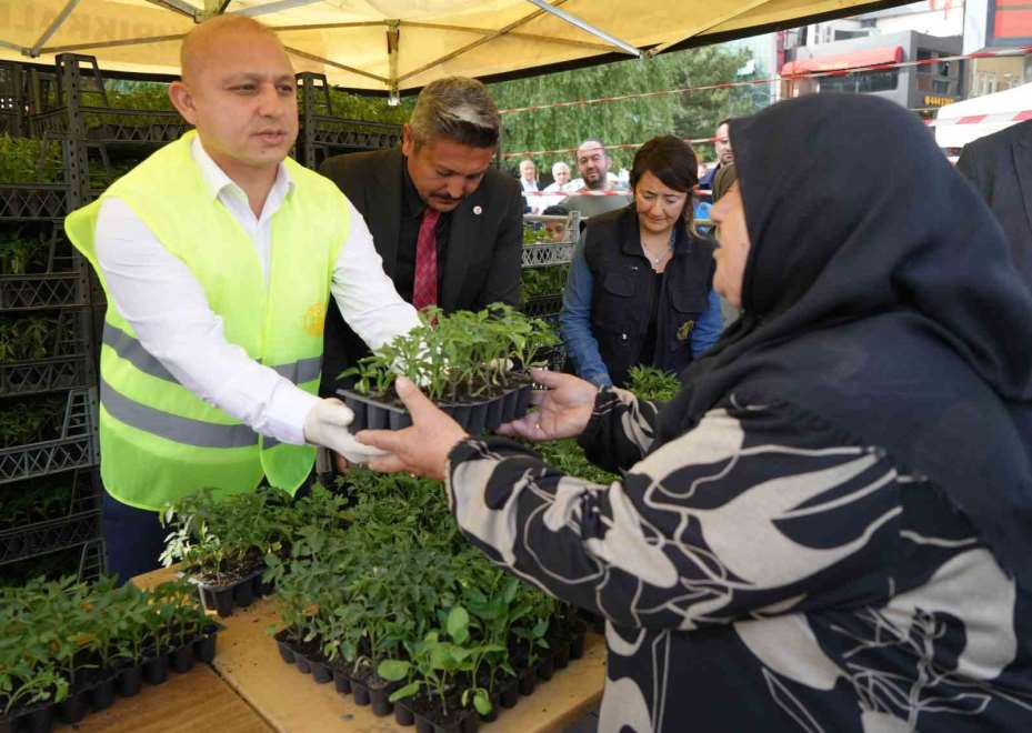 Ücretsiz olduğunu duyanlar akın etti, izdihamı önlemek için üç ayrı nokta oluşturuldu