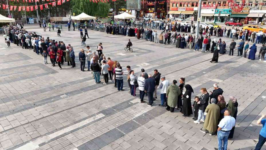 Ücretsiz olduğunu duyanlar akın etti, izdihamı önlemek için üç ayrı nokta oluşturuldu