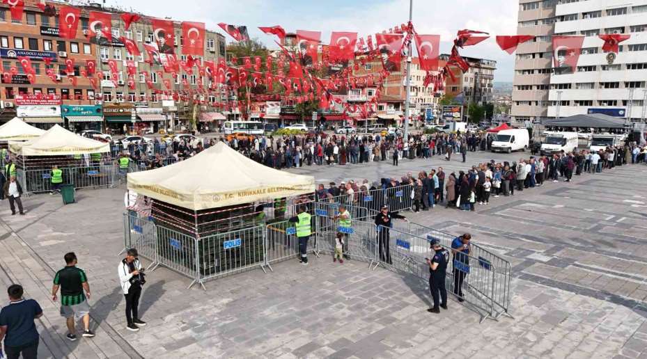 Ücretsiz olduğunu duyanlar akın etti, izdihamı önlemek için üç ayrı nokta oluşturuldu