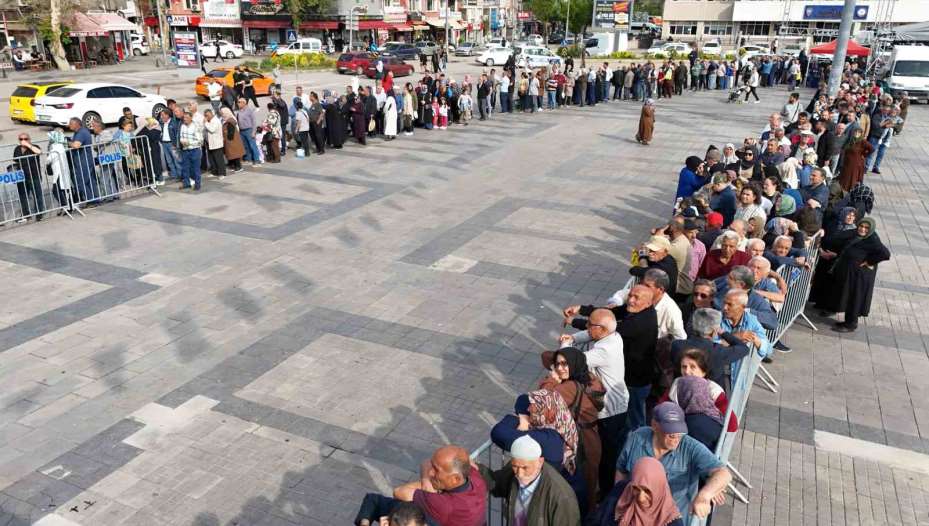 Ücretsiz olduğunu duyanlar akın etti, izdihamı önlemek için üç ayrı nokta oluşturuldu
