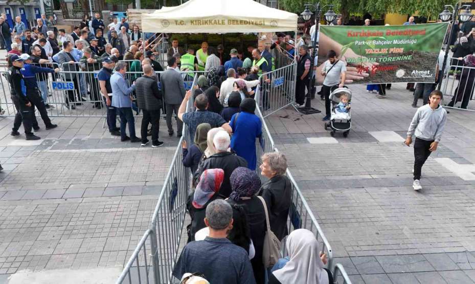 Ücretsiz olduğunu duyanlar akın etti, izdihamı önlemek için üç ayrı nokta oluşturuldu