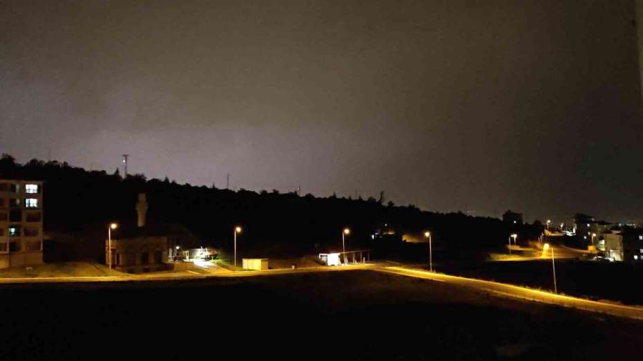 Kayseri’de şimşekler geceyi aydınlattı