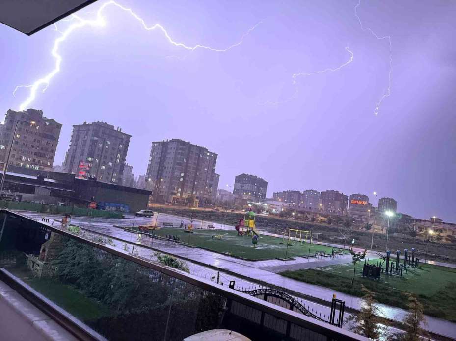 Kayseri’de şimşekler geceyi aydınlattı