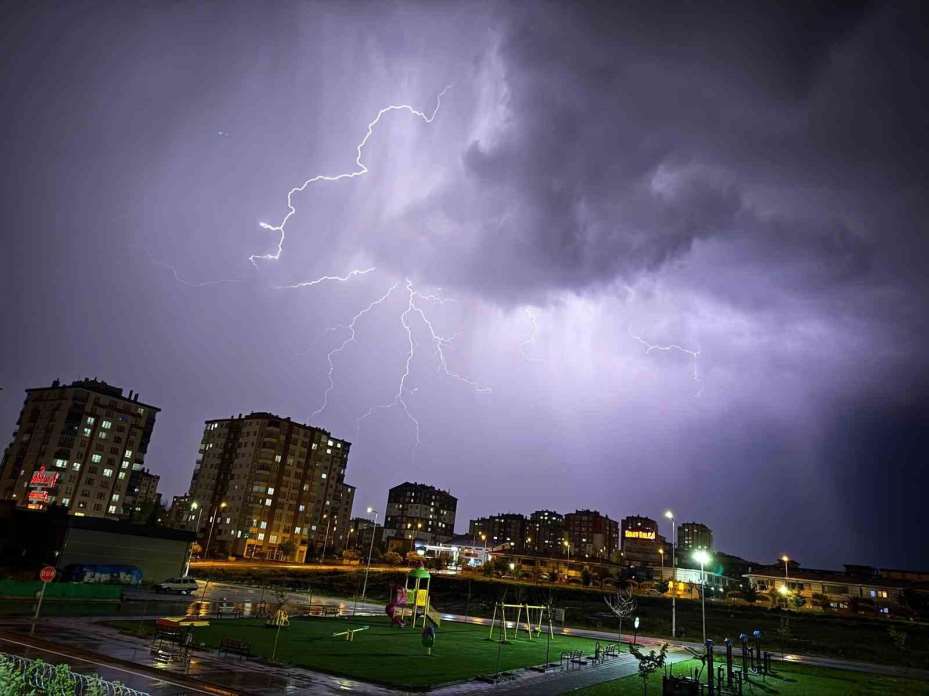 Kayseri’de şimşekler geceyi aydınlattı