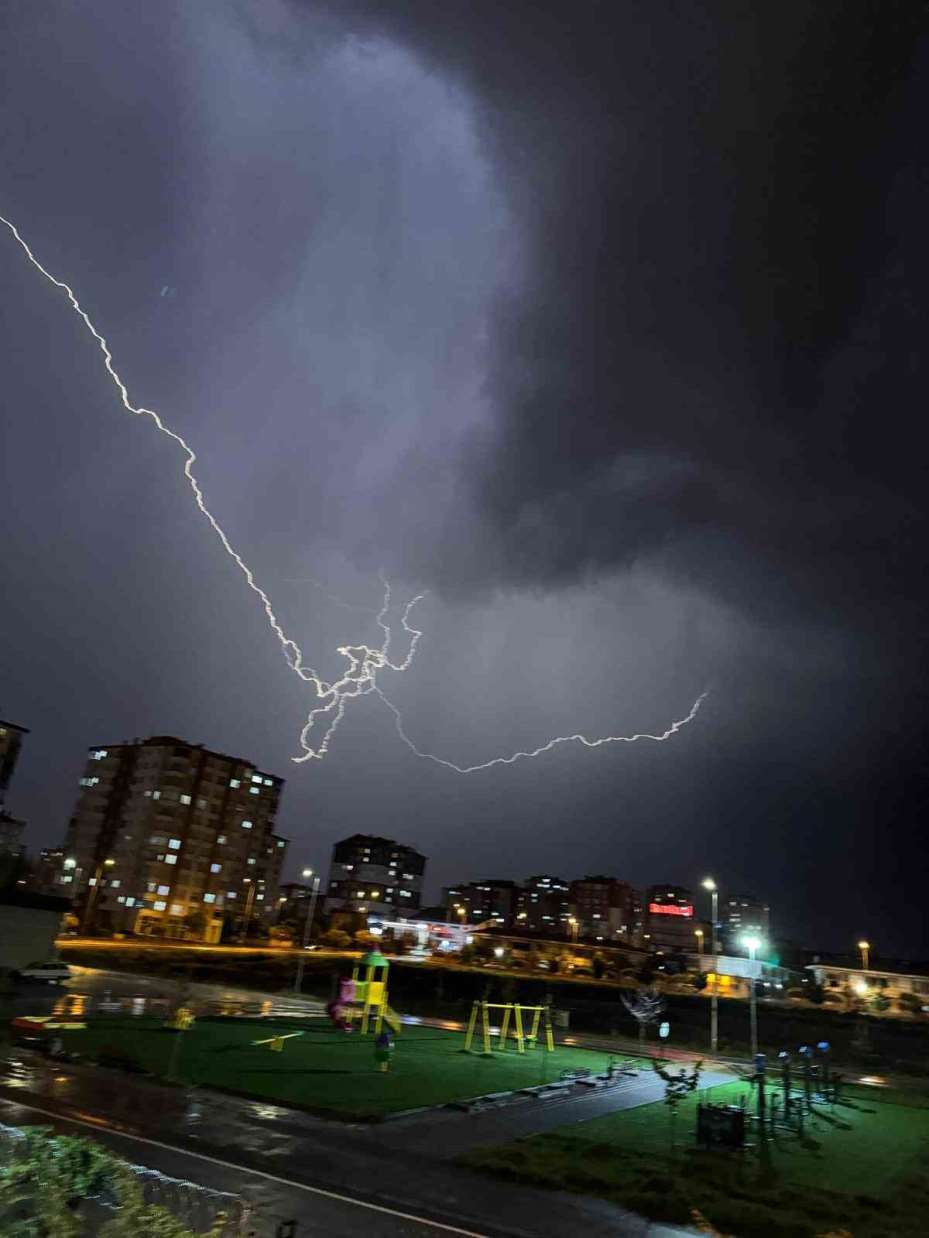 Kayseri’de şimşekler geceyi aydınlattı