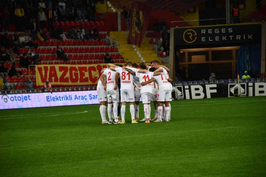 Trendyol Süper Lig: Kayserispor: 2 - Antalyaspor: 1 (İlk yarı)