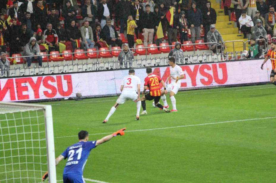 Trendyol Süper Lig: Kayserispor: 2 - Antalyaspor: 1 (İlk yarı)
