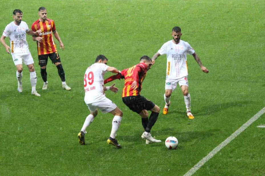Trendyol Süper Lig: Kayserispor: 2 - Antalyaspor: 1 (İlk yarı)