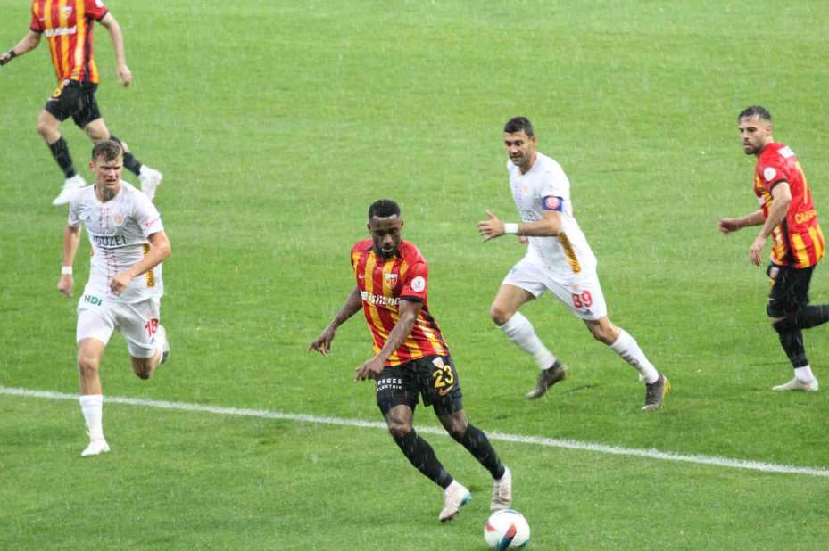 Trendyol Süper Lig: Kayserispor: 2 - Antalyaspor: 1 (İlk yarı)