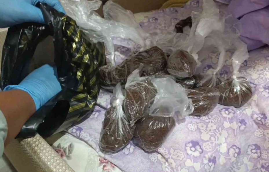 Önce kokladı, sonra patisiyle uyuşturucuyu işaret etti