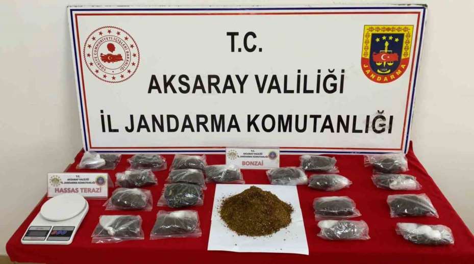 Önce kokladı, sonra patisiyle uyuşturucuyu işaret etti