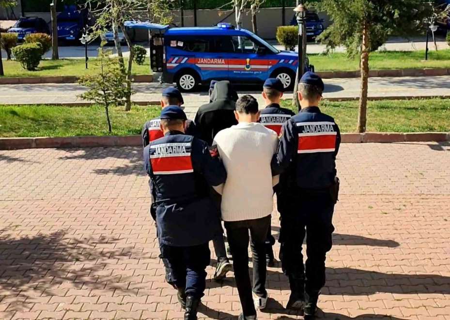 Önce kokladı, sonra patisiyle uyuşturucuyu işaret etti