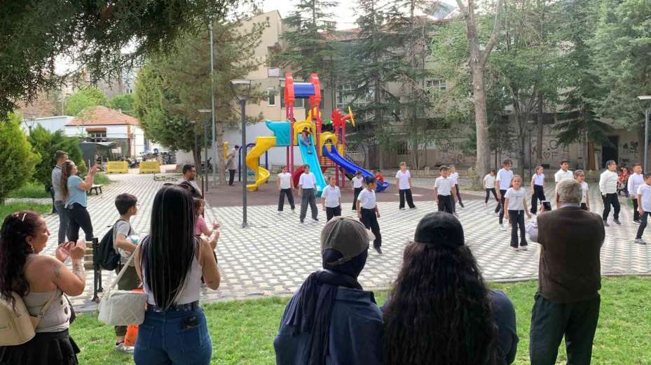 Karaman’da eş zamanlı halk oyunları gösterisi