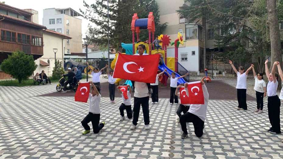 Karaman’da eş zamanlı halk oyunları gösterisi