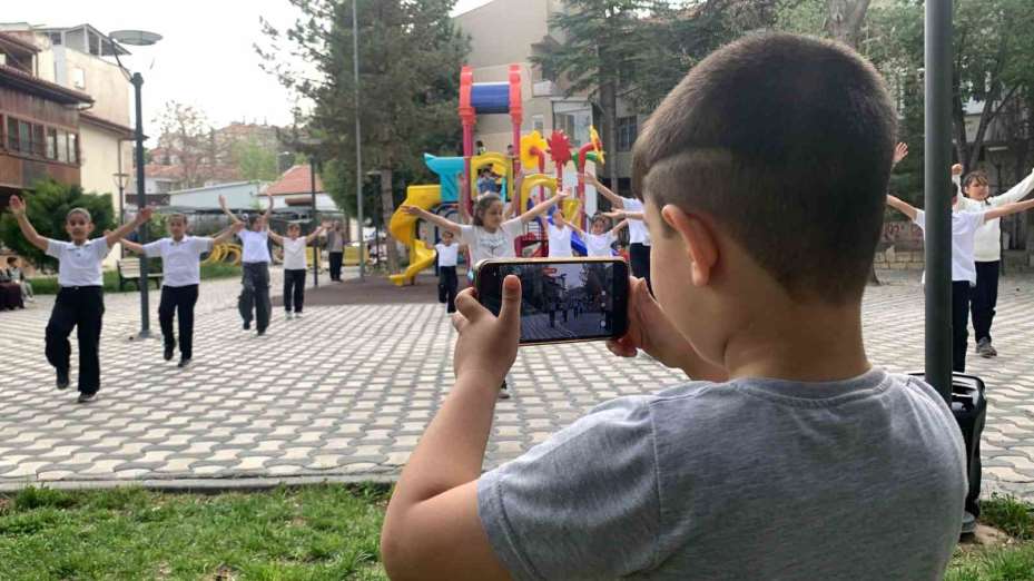 Karaman’da eş zamanlı halk oyunları gösterisi