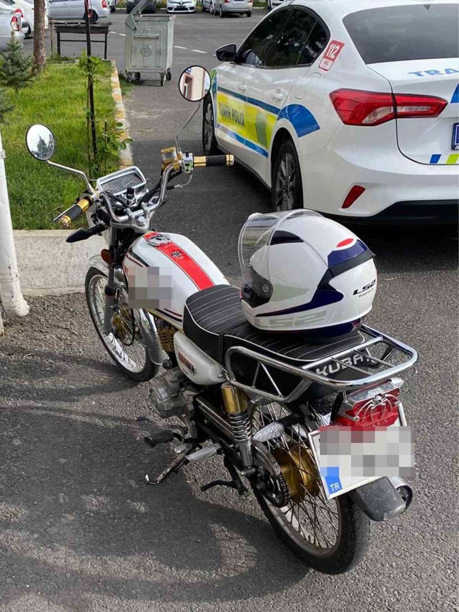 Yatarak motosiklet süren sürücünün ehliyeti iptal edildi