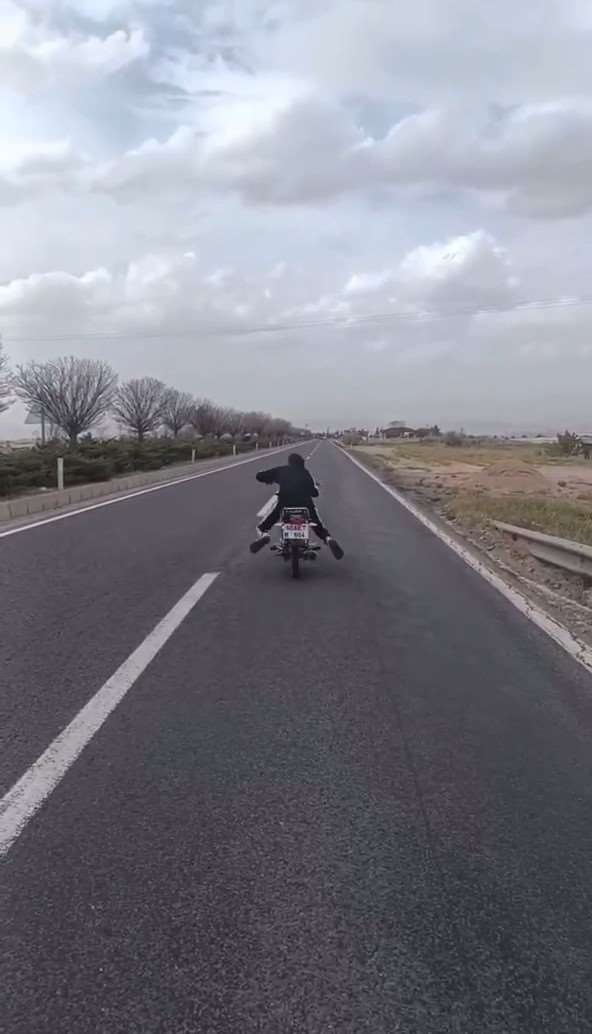 Yatarak motosiklet süren sürücünün ehliyeti iptal edildi