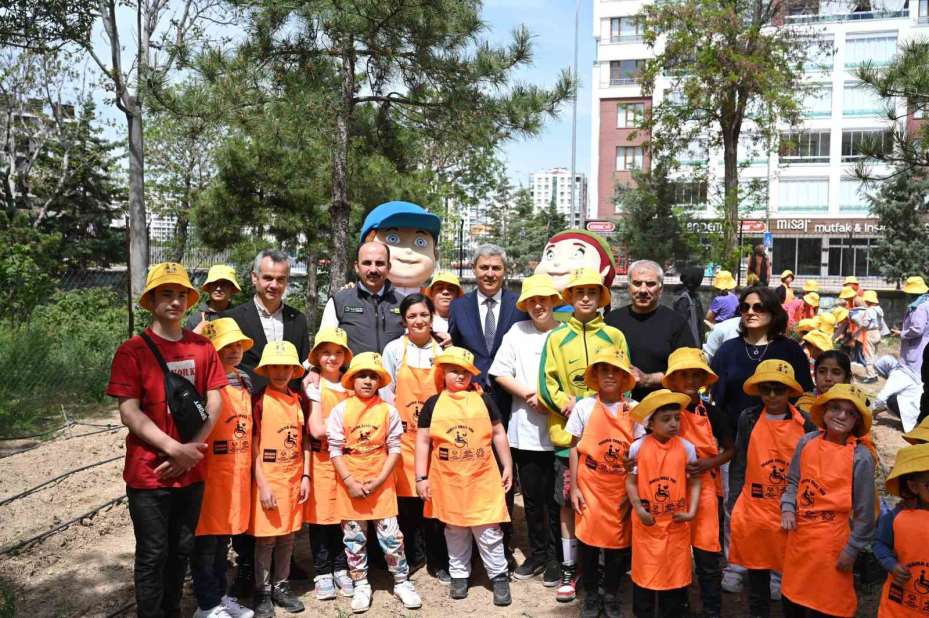 Başkan Altay özel gençlerle sebze fidesi dikti, en özel mehter takımını dinledi
