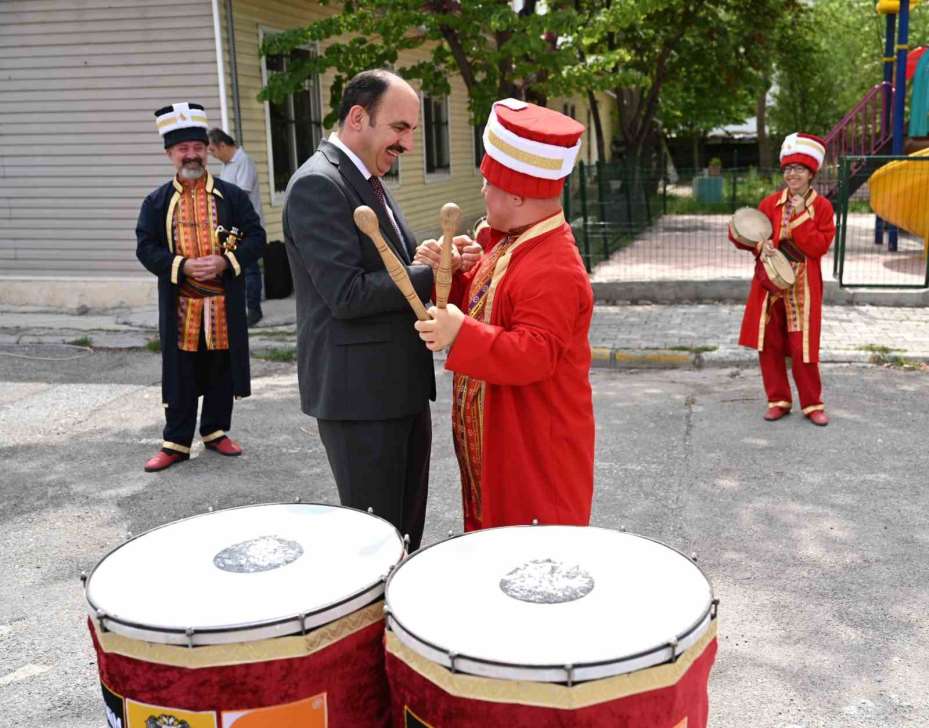 Başkan Altay özel gençlerle sebze fidesi dikti, en özel mehter takımını dinledi