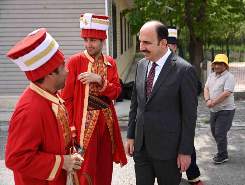Başkan Altay özel gençlerle sebze fidesi dikti, en özel mehter takımını dinledi