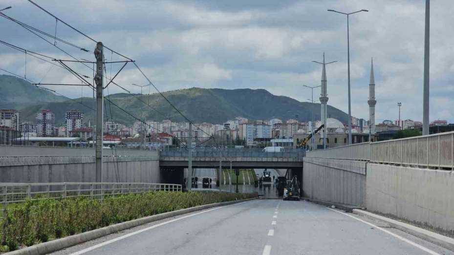 Kayseri’de sağanağın etkisi gün ağarınca ortaya çıktı
