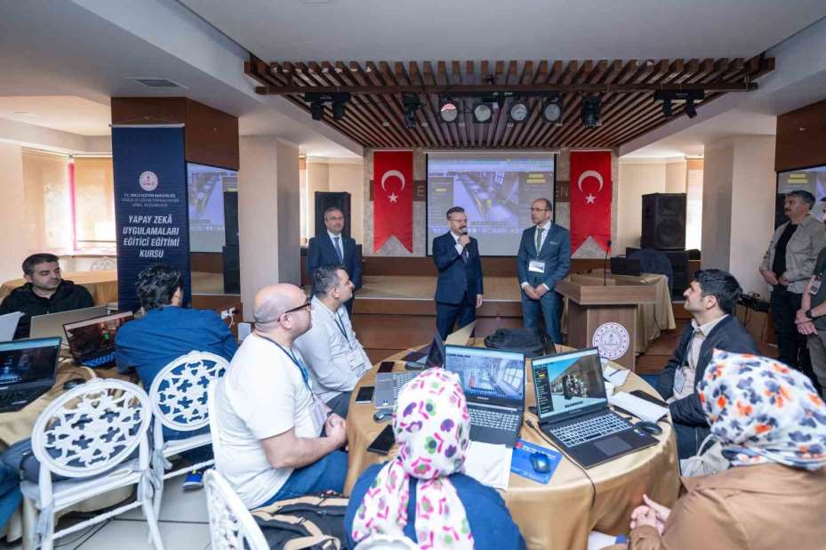 Eskişehir Valisi Hüseyin Aksoy, ’Yapay Zeka Eğitici Eğitimi’ programında öğretmenlerle buluştu