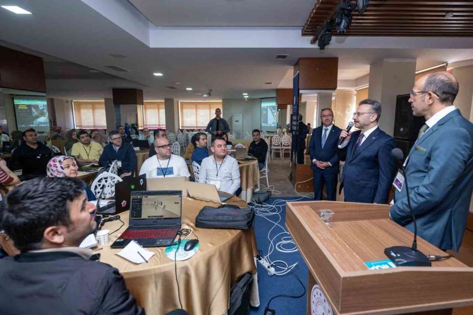 Eskişehir Valisi Hüseyin Aksoy, ’Yapay Zeka Eğitici Eğitimi’ programında öğretmenlerle buluştu