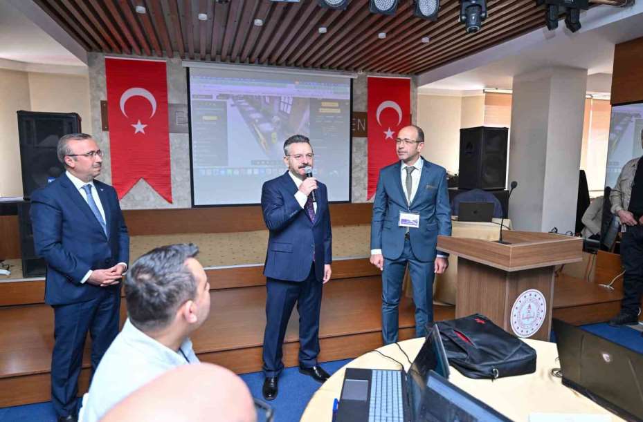 Eskişehir Valisi Hüseyin Aksoy, ’Yapay Zeka Eğitici Eğitimi’ programında öğretmenlerle buluştu