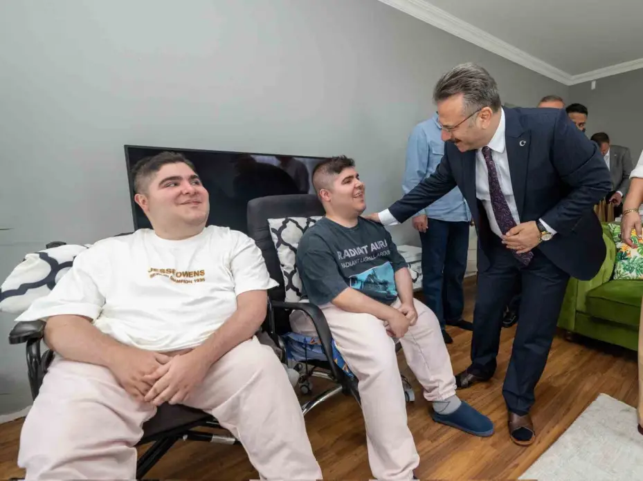 Vali Aksoy engelli birey annesi ve öğretmeni Neşe Uyguner’i ziyaret etti