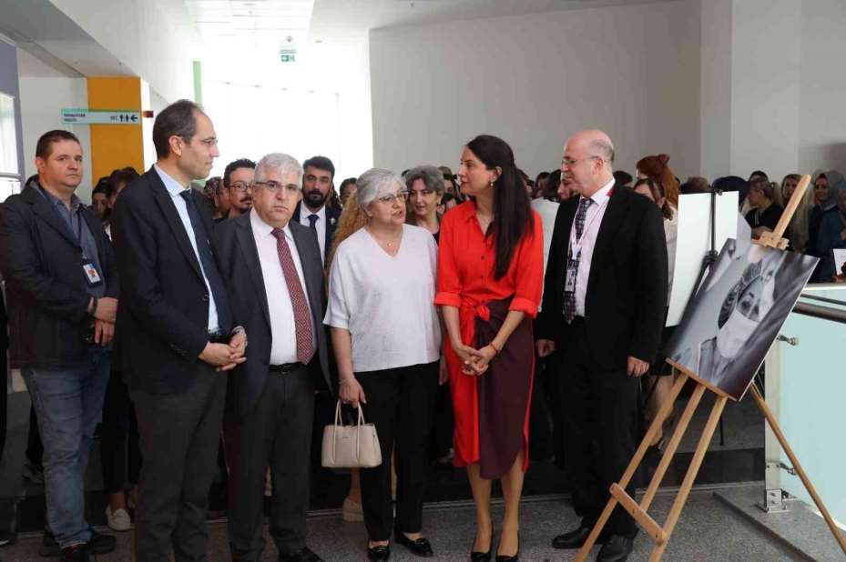 Sağlık çalışanlarının gözünden ebeler ve hemşireler objektiflere yansıdı