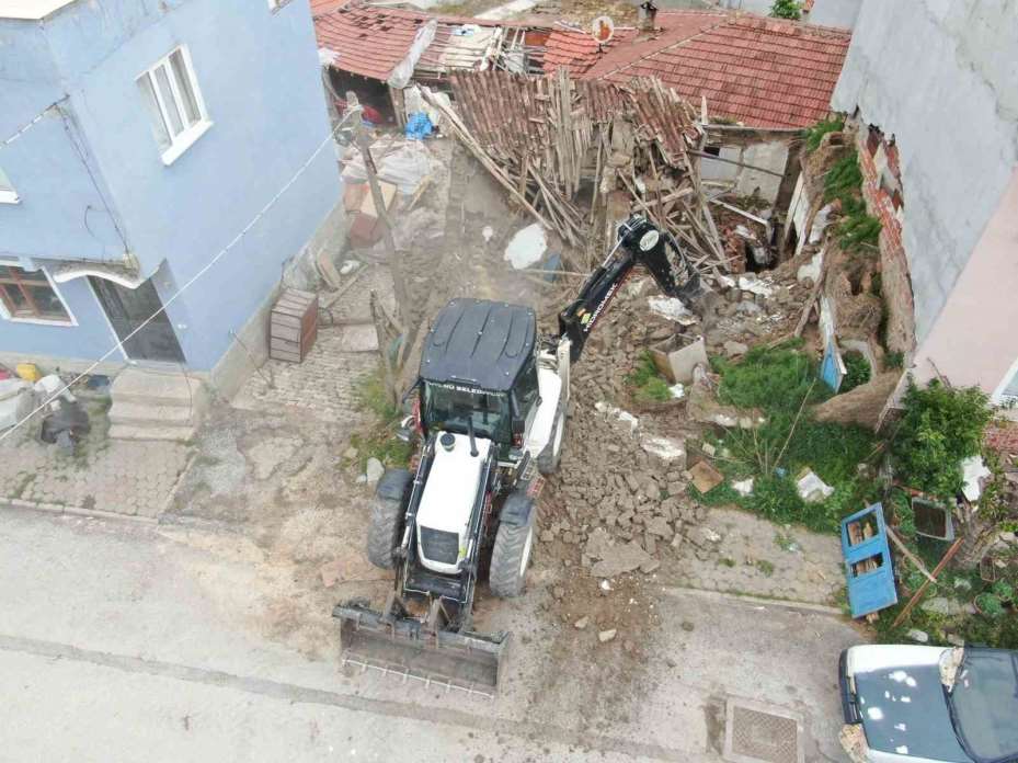 İnönü’de Metruk binalar için yıkım çalışması sürüyor