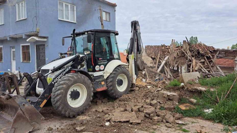 İnönü’de Metruk binalar için yıkım çalışması sürüyor