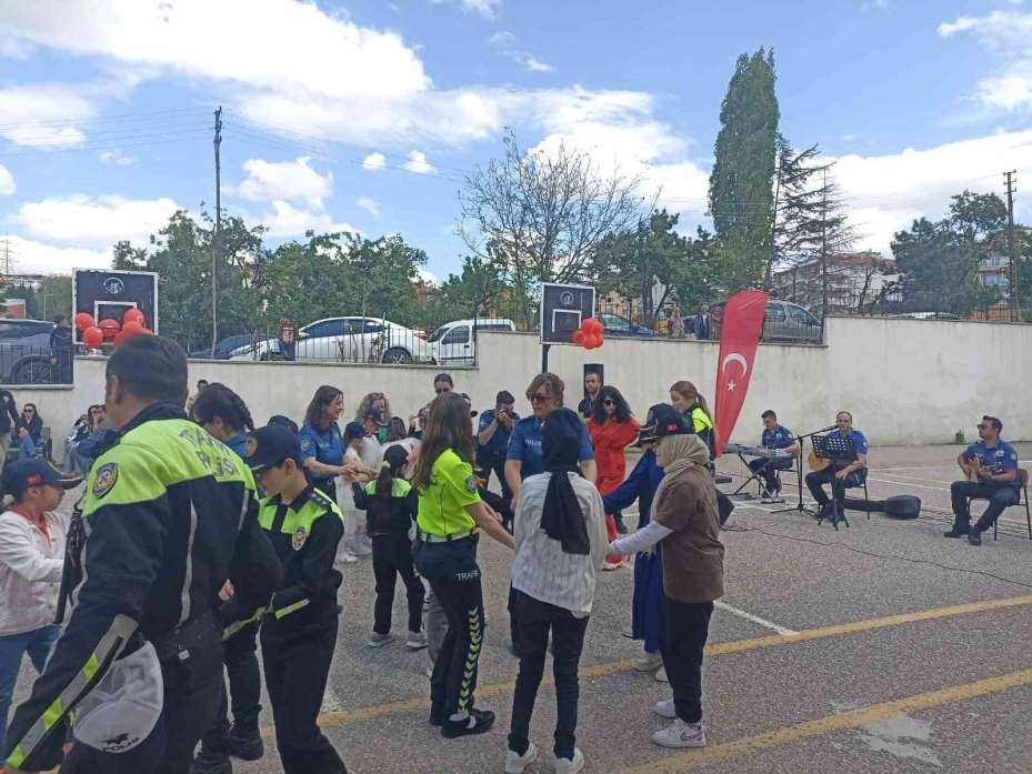 ‘Göreneller Görme Engelli Okulu’nda EGM tarafından miniklere etkinlik düzenlendi