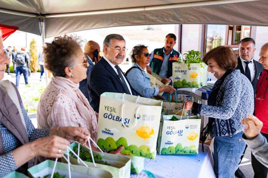 Gölbaşı Belediyesi, vatandaşlara 50 bin fide dağıttı