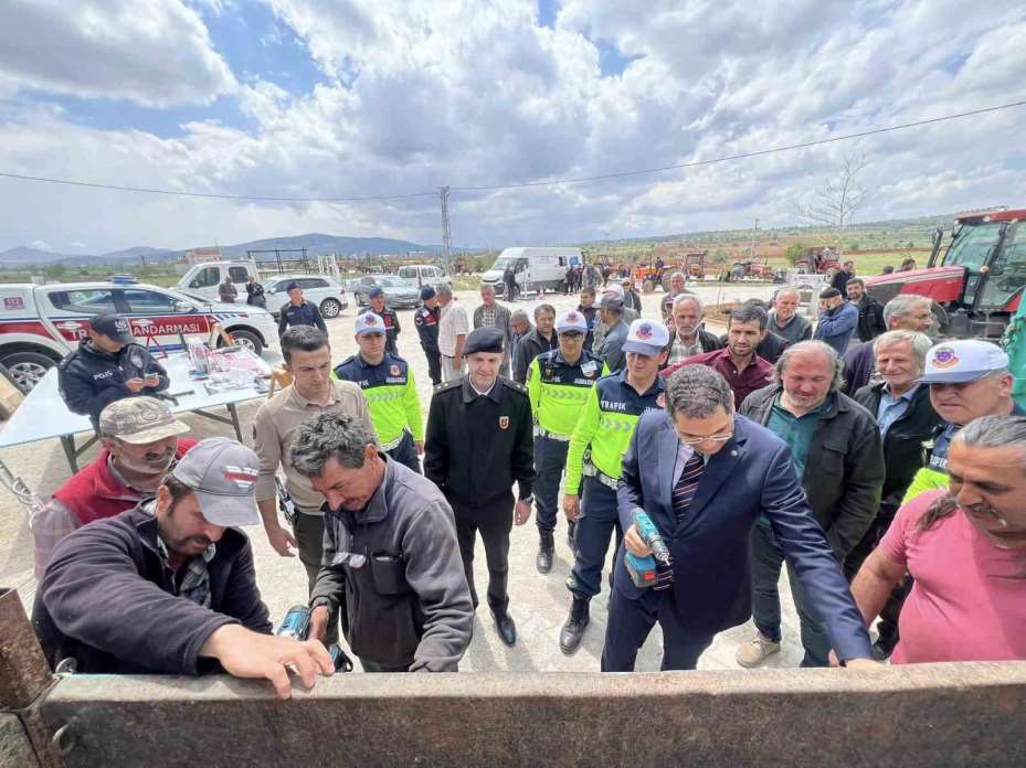 Bozkır’da çiftçilere reflektör dağıtıldı