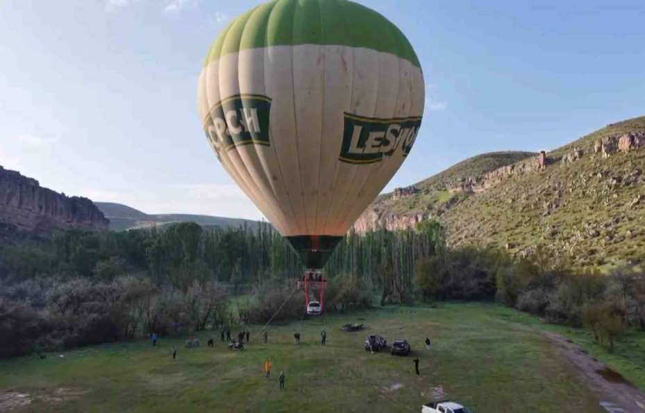 Aksaray’da balonla otomobil uçurdular